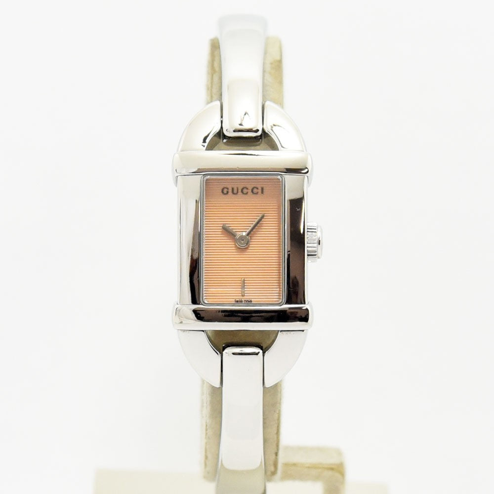 VINTAGE WATCHES FASHIONのGUCCI 6800Lレディース腕時計。ピンクベージュの文字盤とシルバーのステンレススチール製バングルが特徴的でエレガントなデザイン。