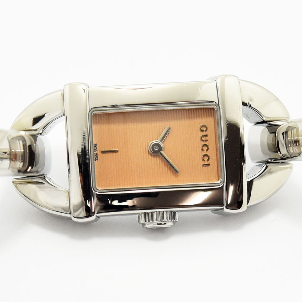 VINTAGE WATCHES FASHIONのGUCCI 6800Lレディース腕時計。シルバーのステンレススチール製バングルと上品なピンクベージュの文字盤が特徴。