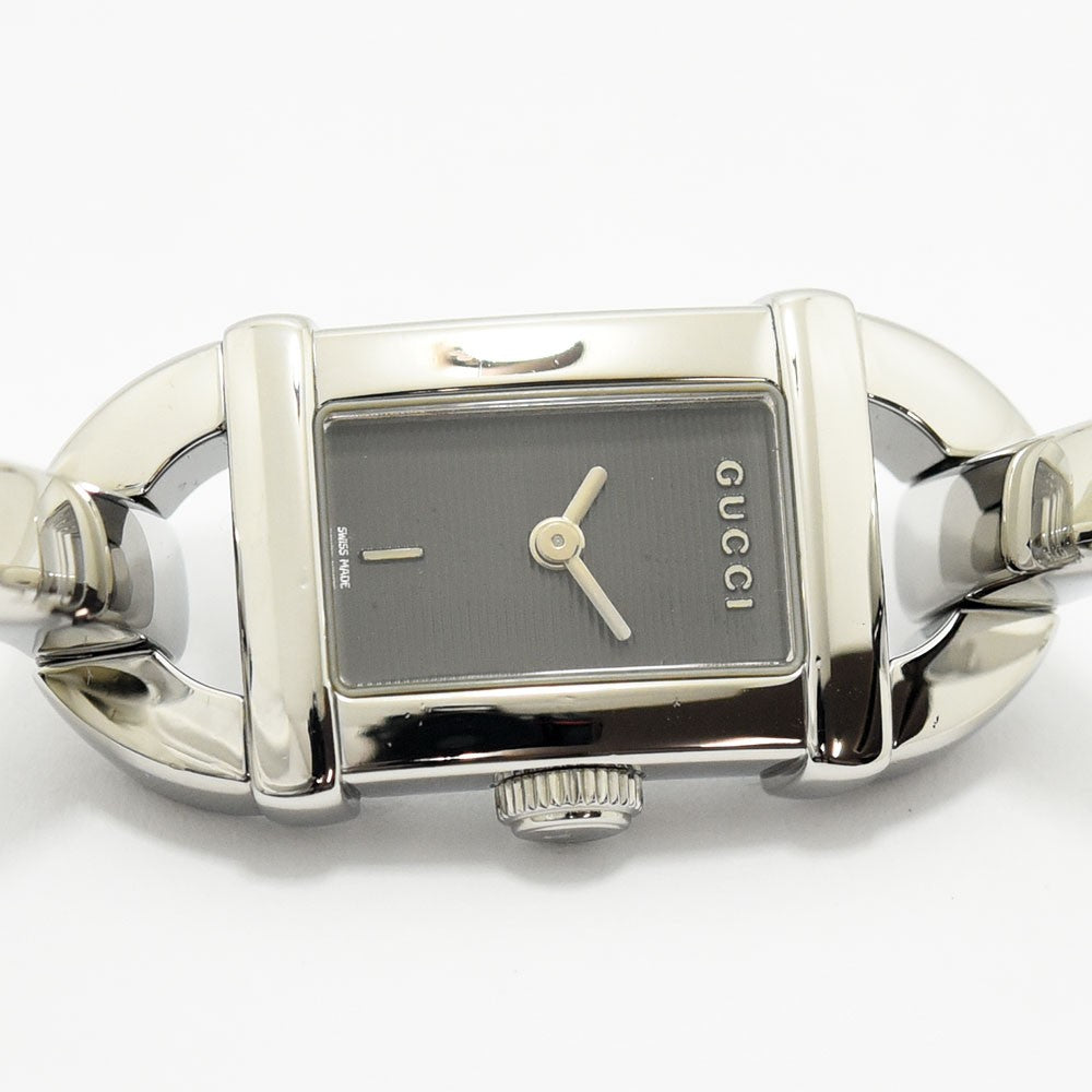 VINTAGE WATCHES FASHIONのGUCCI 6800Lレディースバングルウォッチ。シルバーのステンレススチール製でダークトーンの文字盤が特徴。