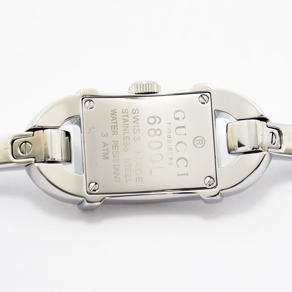 VINTAGE WATCHES FASHIONのGUCCI 6800Lレディース腕時計の裏蓋。ステンレススチール製のケースバックに刻印されたブランドロゴとモデル情報。