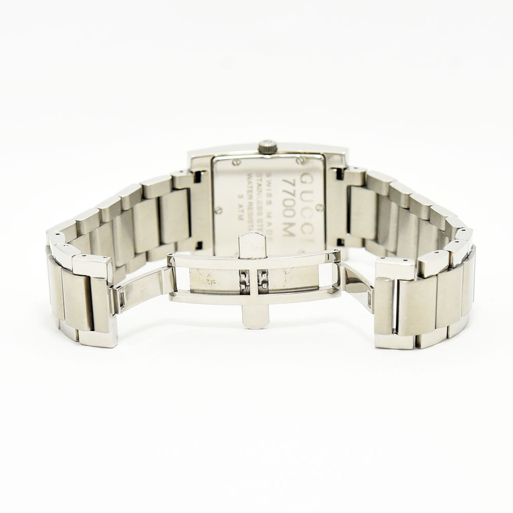 VINTAGE WATCHES FASHIONのGUCCI 7700M腕時計。シルバーのステンレススチール製スクエアケースとブレスレットの背面。