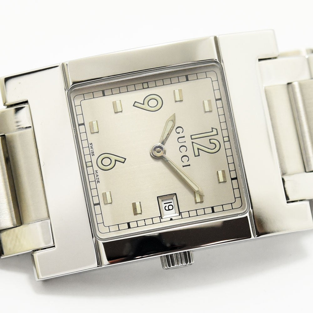 VINTAGE WATCHES FASHIONのGUCCI 7700M腕時計。シルバーのステンレススチール製スクエアケースと日付表示付き文字盤。