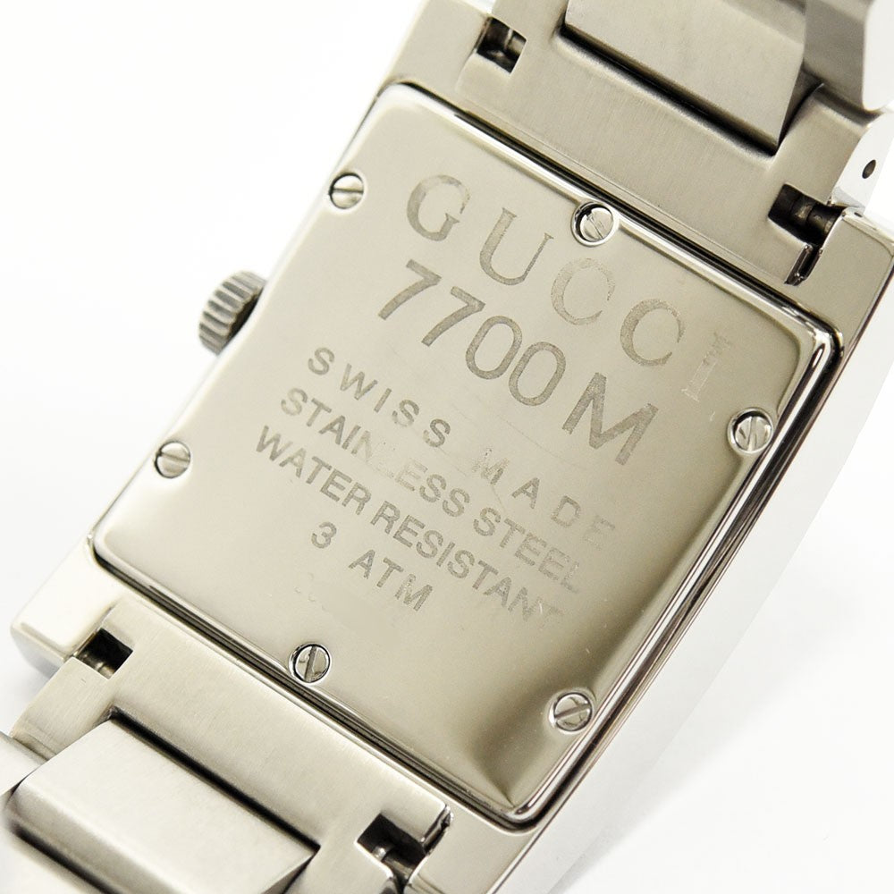 VINTAGE WATCHES FASHIONのGUCCI 7700M腕時計の裏蓋。ステンレススチール製でスイスメイドの刻印が施されたスクエアケース。