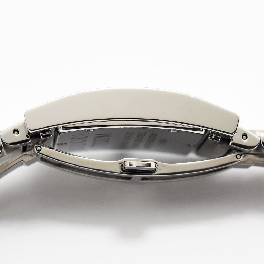VINTAGE WATCHES FASHIONのGUCCI 7700M腕時計。シルバーのステンレススチール製スクエアケースの側面とバックル部分。