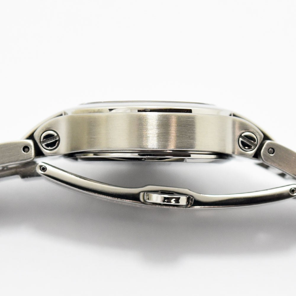 VINTAGE WATCHES FASHIONのGUCCI 8900Lレディース腕時計。シルバーのステンレススチール製ケースサイドとブレスレットのクローズアップ。