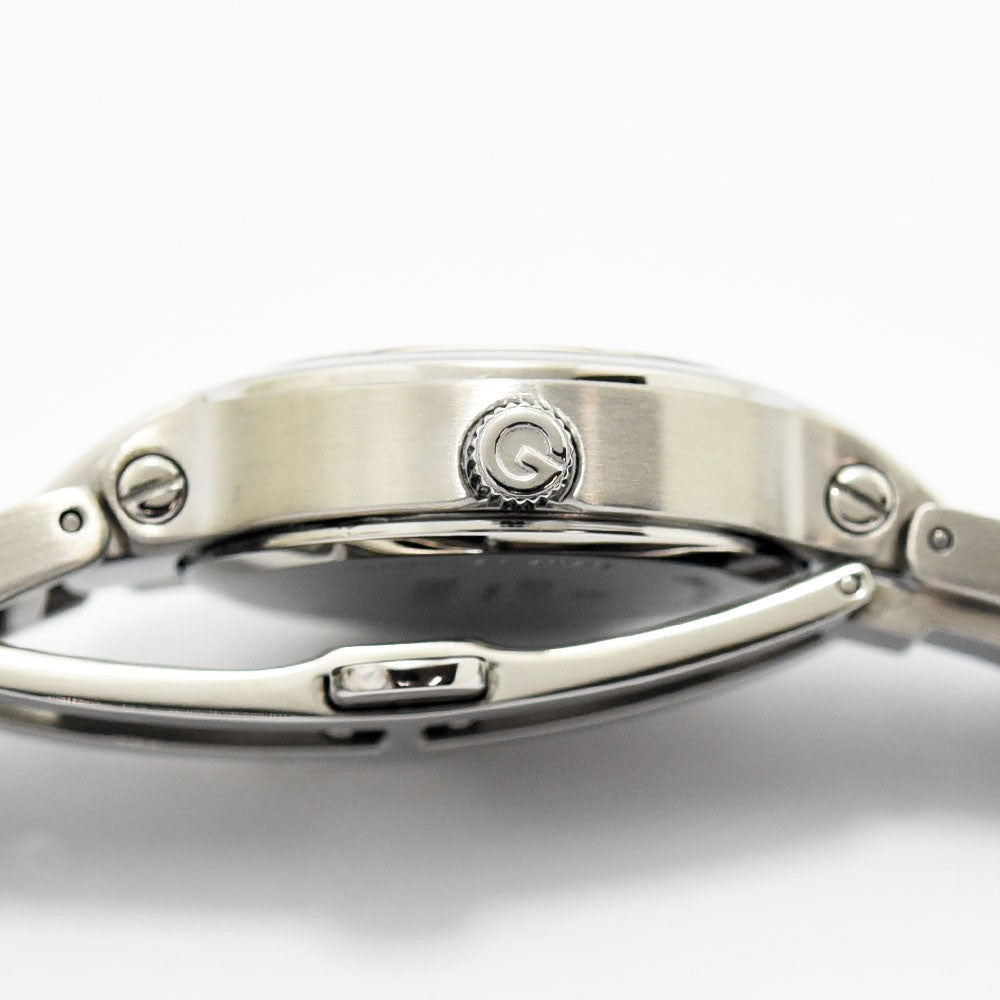 VINTAGE WATCHES FASHIONのGUCCI 8900Lレディース腕時計、シルバーのステンレススチール製ケースサイドとGロゴ入りリューズのクローズアップ