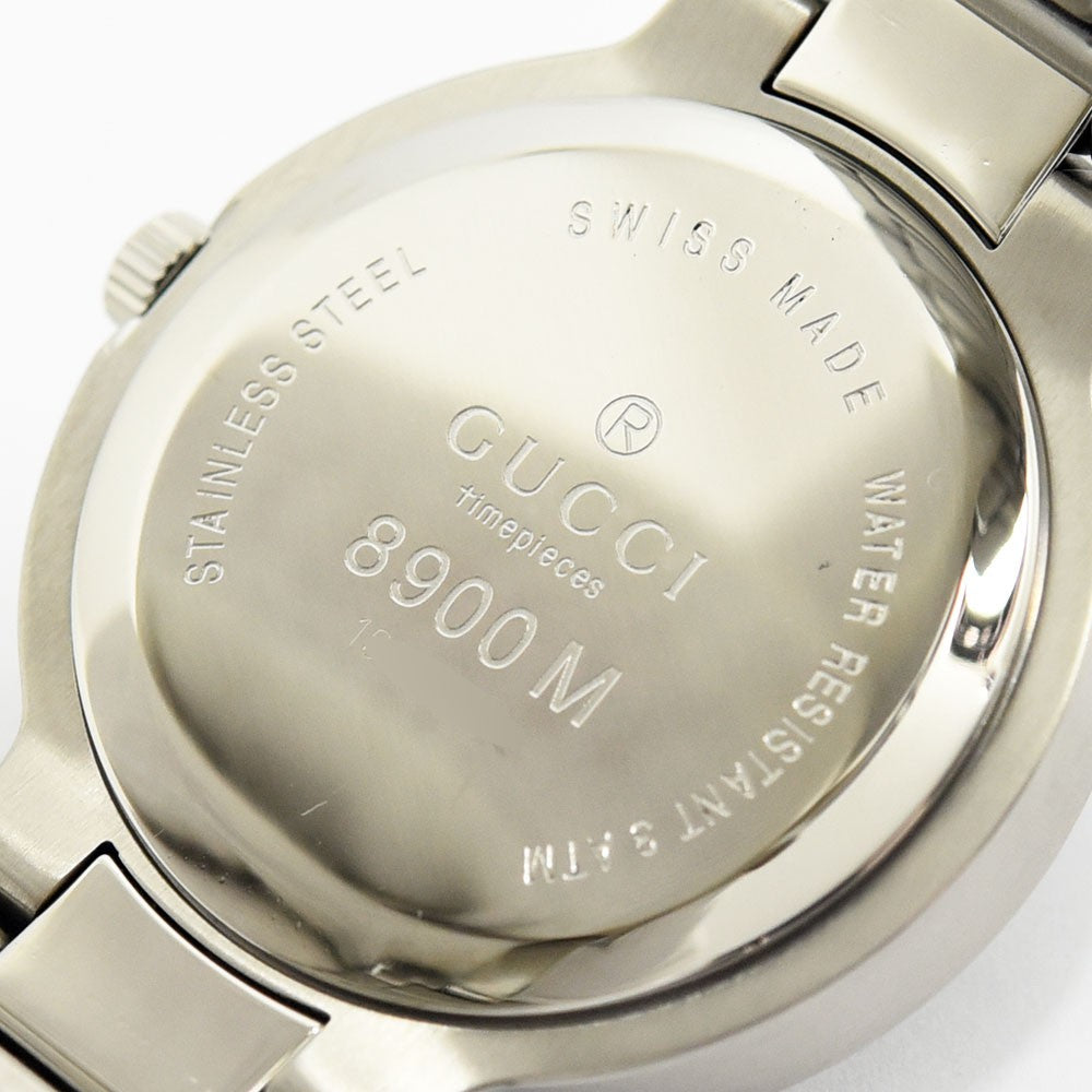 VINTAGE WATCHES FASHIONのGUCCI 8900M腕時計のステンレススチール製裏蓋。スイスメイドの刻印とモデル番号が確認できる。