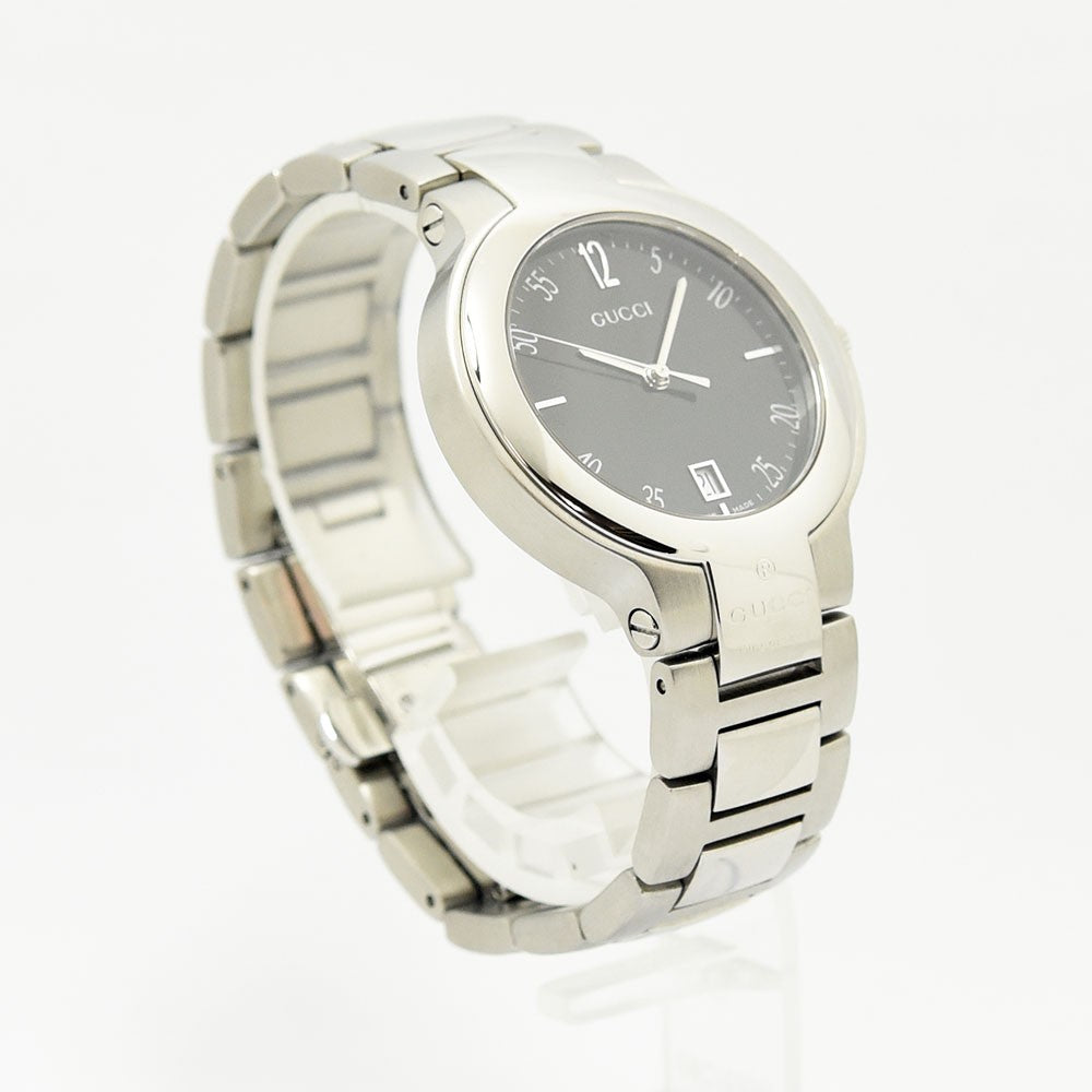 VINTAGE WATCHES FASHIONのGUCCI 8900Mメンズ腕時計。シルバーのステンレススチール製ブレスレットとブラックの文字盤が特徴的なアナログ時計