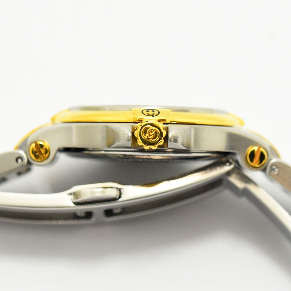 VINTAGE WATCHES FASHIONのGucciレディース腕時計9040L。ゴールドとシルバーのステンレス製ケース側面とロゴ入りリューズのクローズアップ。