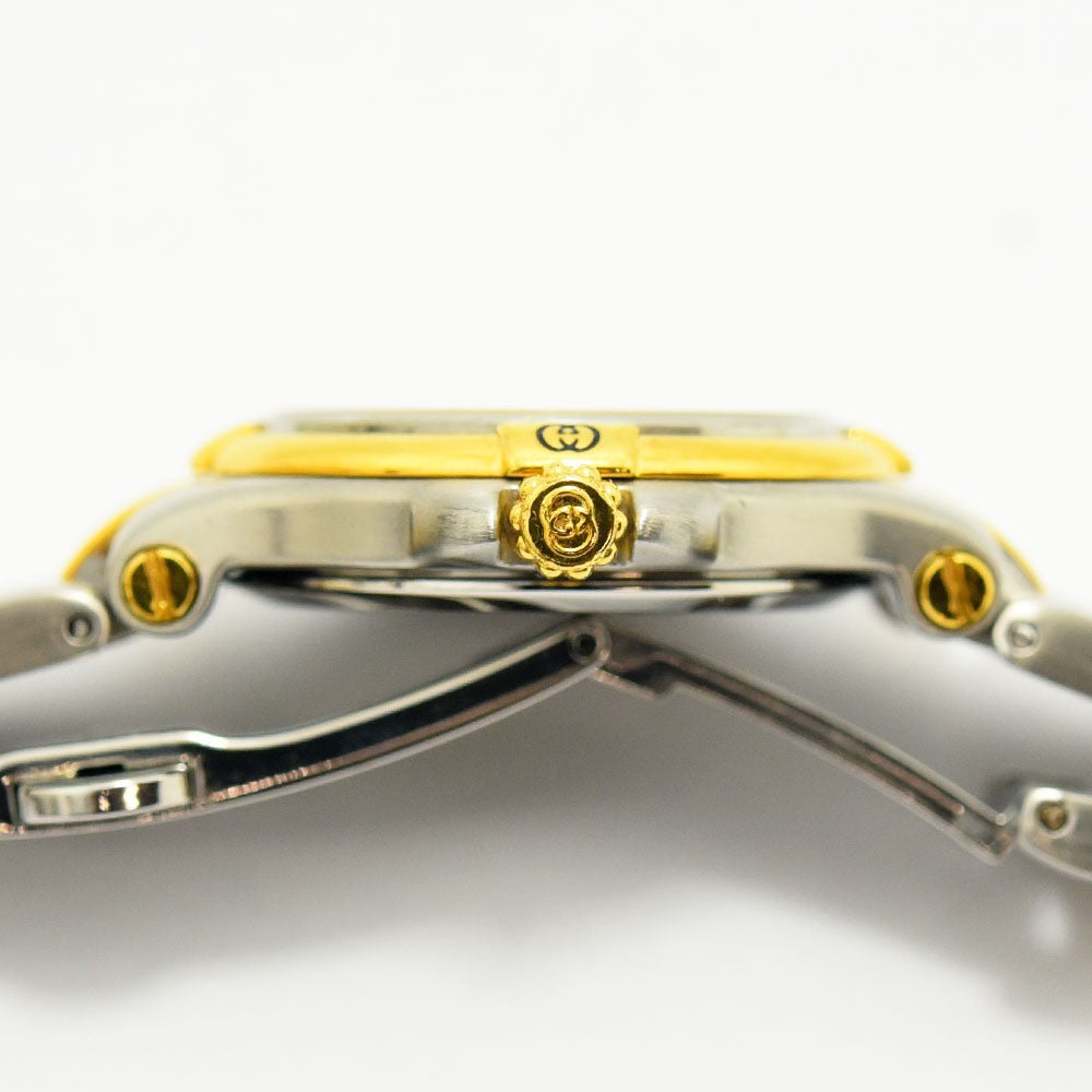 VINTAGE WATCHES FASHIONのGUCCIレディース腕時計9040L。シルバーとゴールドのコンビネーションが美しいステンレス製ケースの側面とリューズ。