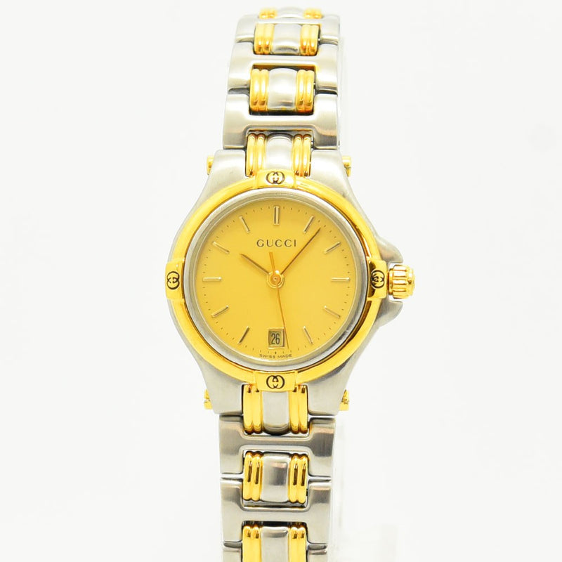 VINTAGE WATCHES FASHIONのGUCCIレディース腕時計。シルバーとゴールドのコンビカラー、ステンレススチール製、デイト表示付き。