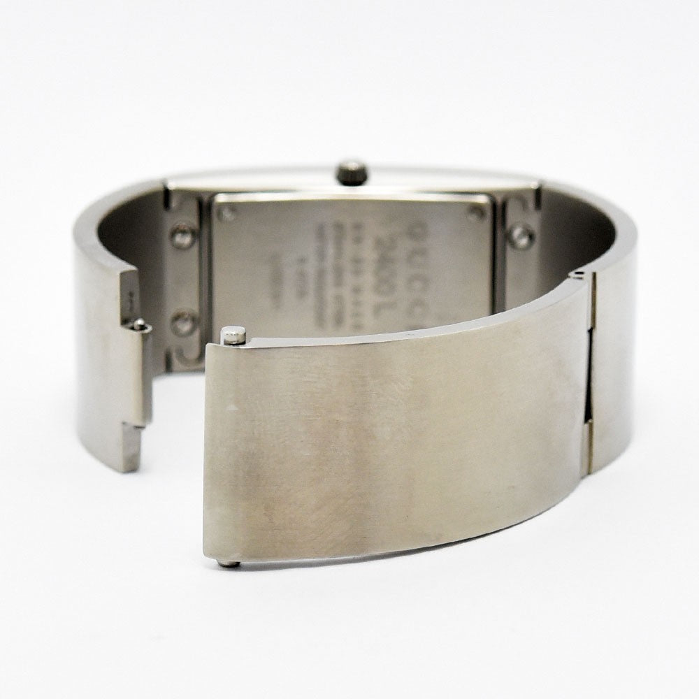 VINTAGE WATCHES FASHIONのグッチ2400Lバングルウォッチ、シルバーのステンレススチール製ケースバックと留め具の背面ビュー