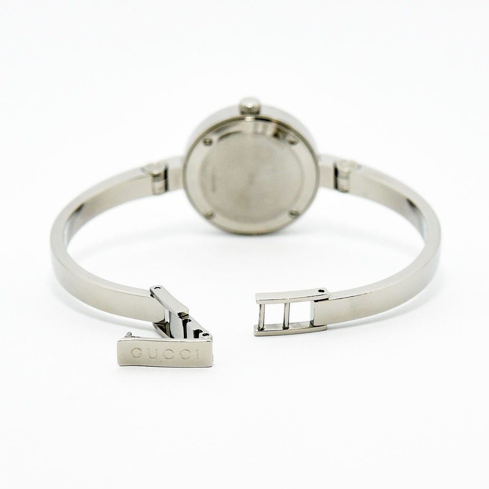 VINTAGE WATCHES FASHIONのGucciレディース用ステンレススチール製バングルウォッチ。開閉式のブレスレットとロゴが刻印された留め具の背面ビュー。