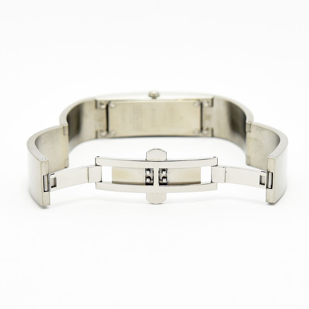 VINTAGE WATCHES FASHIONのGUCCI 2400Sレディースバングルウォッチ。シルバーのステンレススチール製で、開いた状態のバックルが見える背面ビュー。