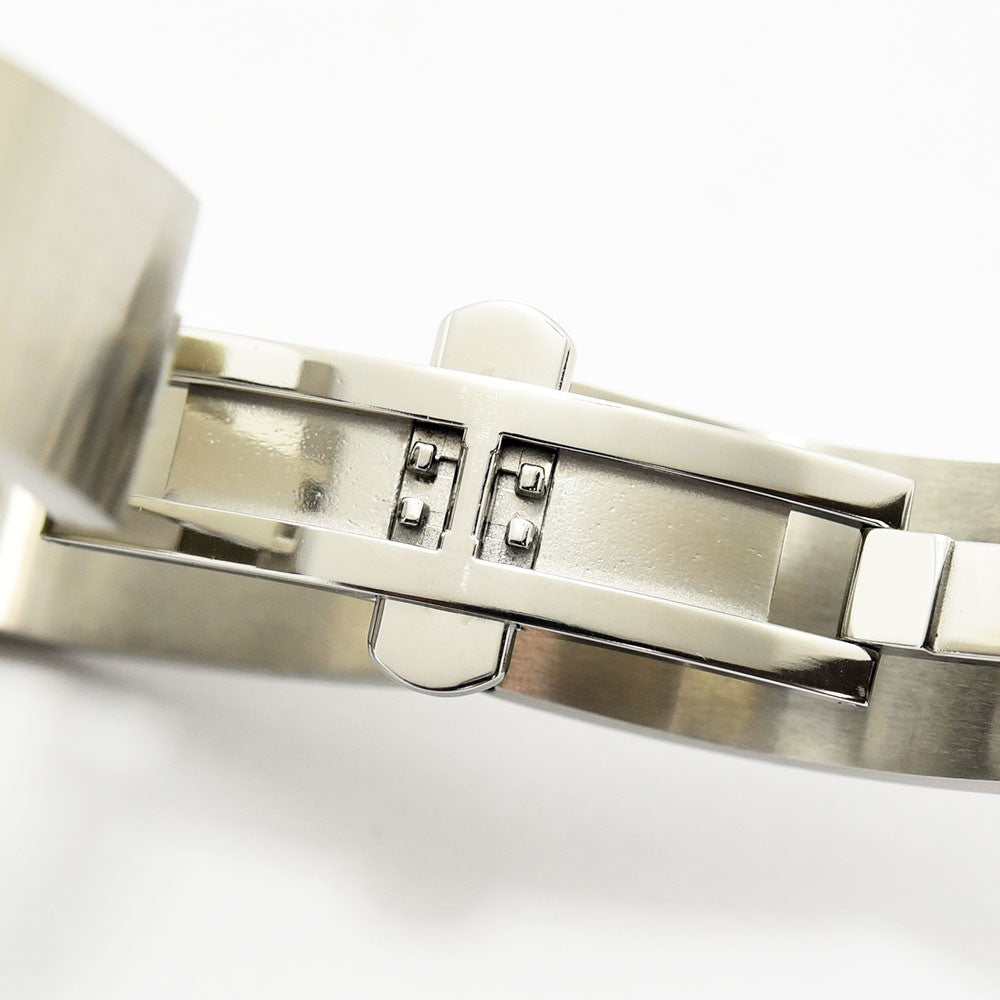 VINTAGE WATCHES FASHIONのGUCCI 2400Sレディースウォッチ、ステンレススチール製バングルブレスレットのバックル部分のクローズアップ