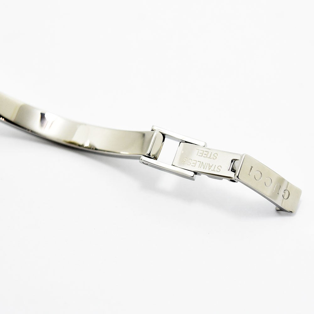 VINTAGE WATCHES FASHIONのGUCCIレディース腕時計、シルバーのステンレススチール製バングルベルトの留め具部分