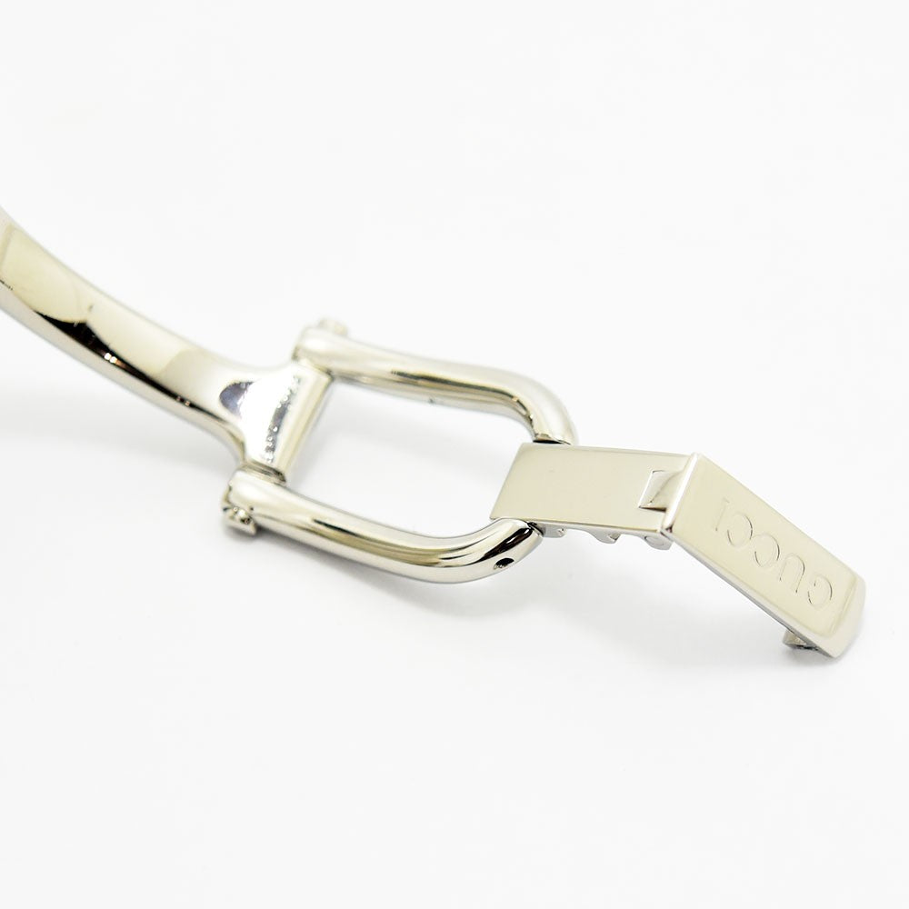 VINTAGE WATCHES FASHIONのGucci 1500Lレディースウォッチ、シルバーのステンレススチール製バングルクラスプ部分のクローズアップ