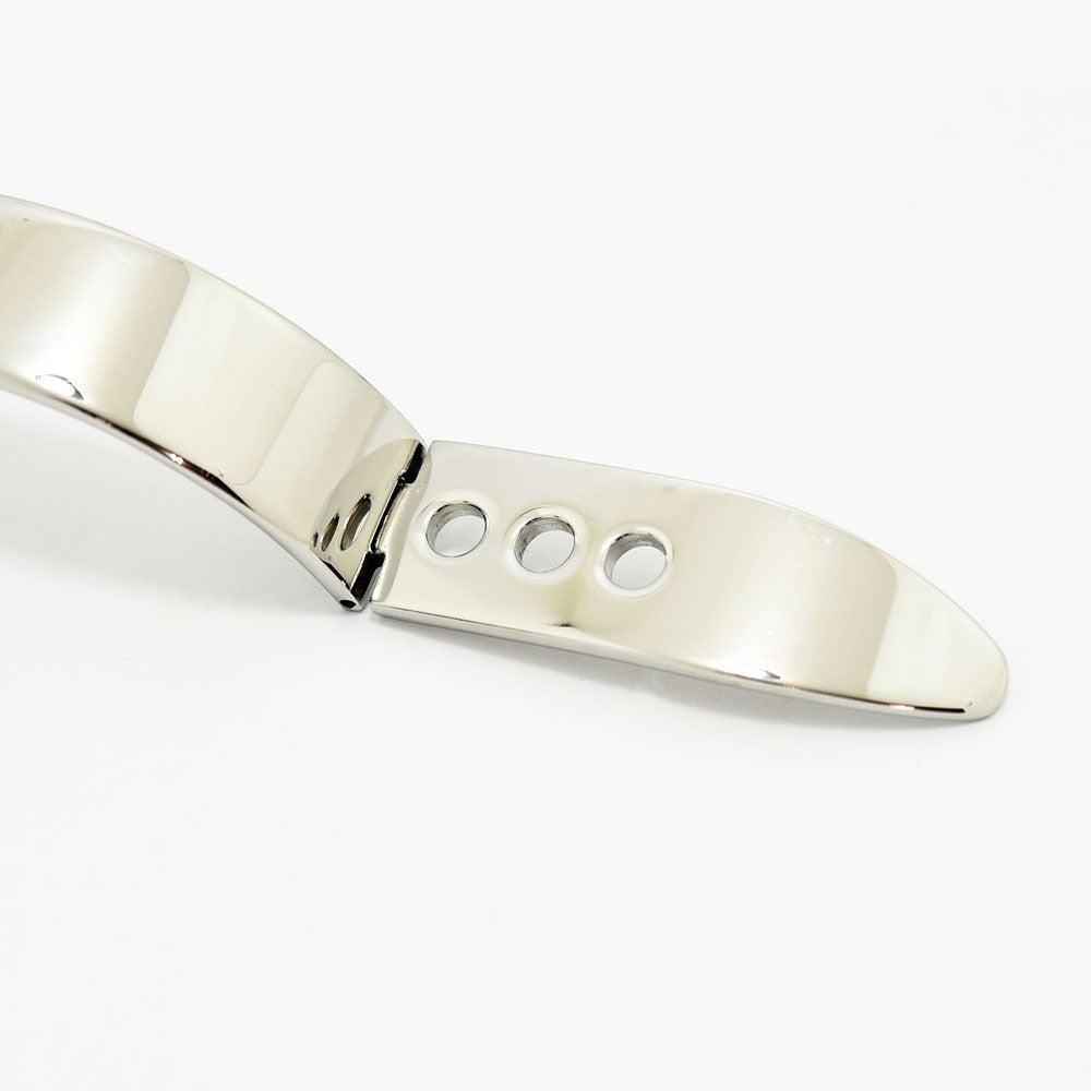 VINTAGE WATCHES FASHIONのGUCCI 6700Lレディース腕時計、光沢のあるステンレススチール製バングルブレスレットの留め具部分