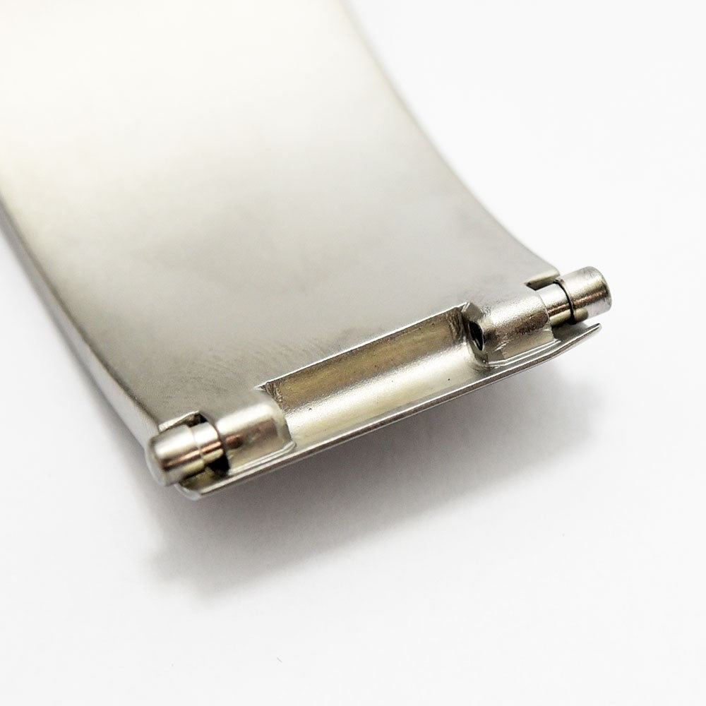 VINTAGE WATCHES FASHIONのGucci 2400Lバングルウォッチのステンレススチール製ブレスレットの留め具部分のクローズアップ