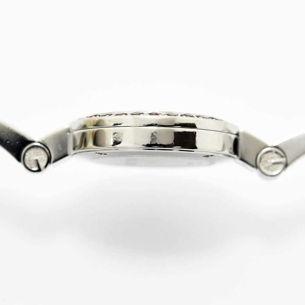 VINTAGE WATCHES FASHIONのGucciレディースバングルウォッチ。シルバーのステンレス製でベゼルに赤いストーンをあしらった横からのクローズアップ。