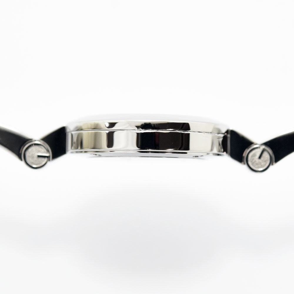 VINTAGE WATCHES FASHIONのGUCCIレディースバングルウォッチ。シルバーのステンレスケースとGロゴが特徴的な側面ビュー。