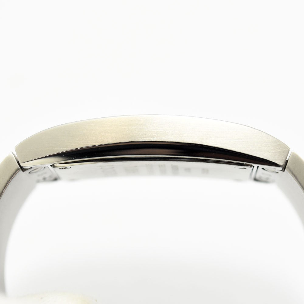 VINTAGE WATCHES FASHIONのGUCCI 2400Lレディース腕時計。シルバーのステンレススチール製バングルケースの側面。