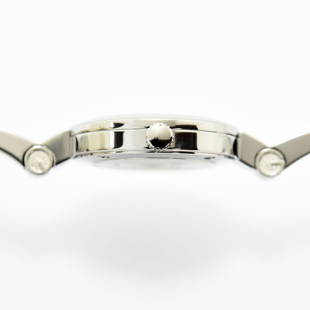 VINTAGE WATCHES FASHIONのGUCCIレディースバングルウォッチ。シルバーのステンレススチール製ケースの側面とリューズのクローズアップ。