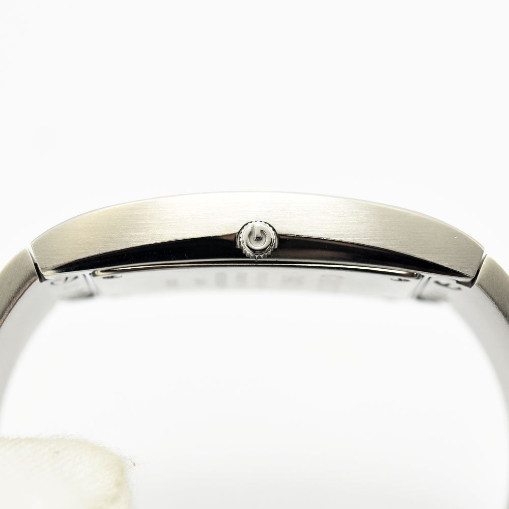 VINTAGE WATCHES FASHIONのGUCCI 2400Lレディース腕時計。シルバーのステンレススチール製バングルケースとリューズの側面。