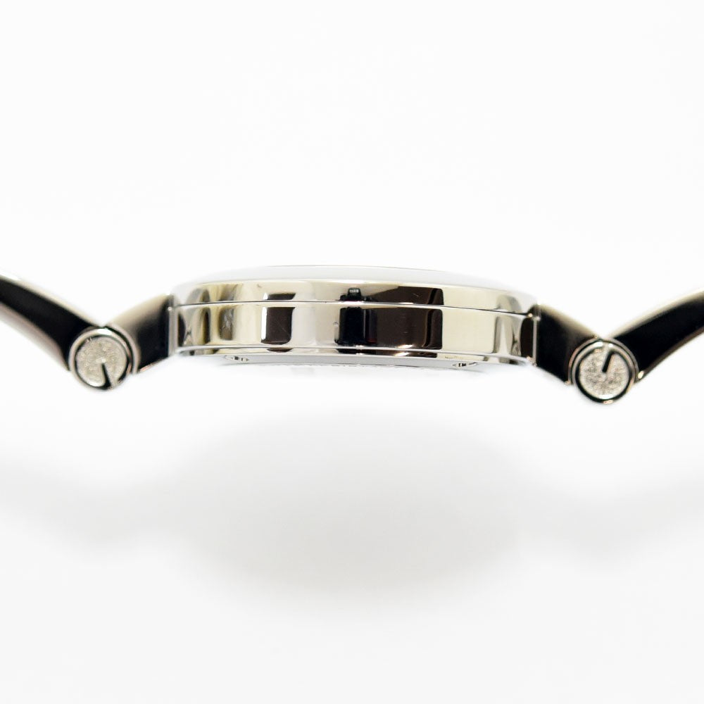VINTAGE WATCHES FASHIONのGUCCI 105シリーズ、シルバーのステンレス製バングルウォッチの側面図