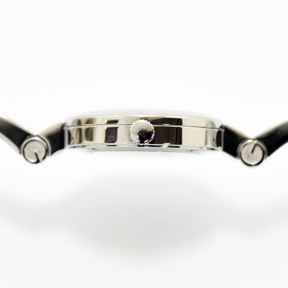 VINTAGE WATCHES FASHIONのGUCCI 105シリーズ レディースバングルウォッチ。シルバーのステンレス製で洗練された横顔。