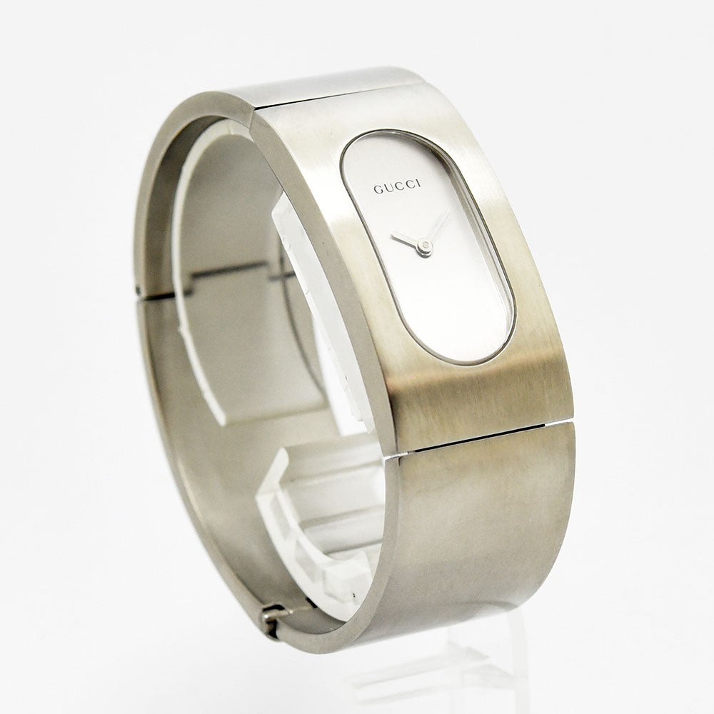 VINTAGE WATCHES FASHIONのGucci 2400Lレディースバングルウォッチ。マットな質感のステンレススチール製で、ミニマルなホワイト文字盤が特徴の洗練されたデザイン。