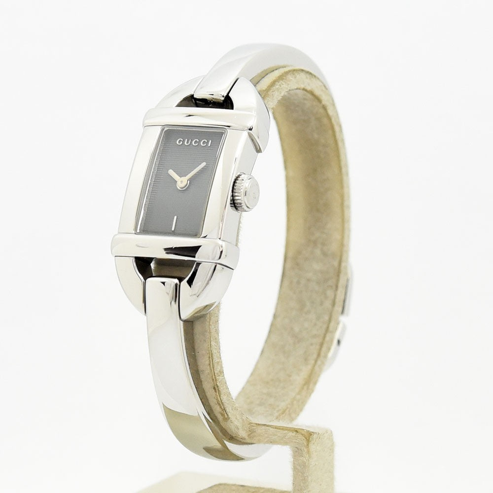 VINTAGE WATCHES FASHIONのGUCCI 6800Lレディースバングルウォッチ。シルバーのステンレススチール製で、ダークトーンの文字盤が上品な輝きを放つエレガントな腕時計。