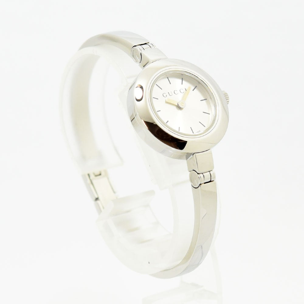 VINTAGE WATCHES FASHIONのGUCCI 105シリーズ レディースバングルウォッチ。シルバーのステンレススチール製で、ジュエリーのような洗練されたミニマルなデザイン。