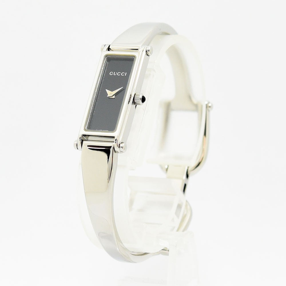 VINTAGE WATCHES FASHIONのGUCCI 1500Lレディース腕時計。シルバーのバングル型ステンレスケースにブラックの文字盤が映えるエレガントなデザイン。