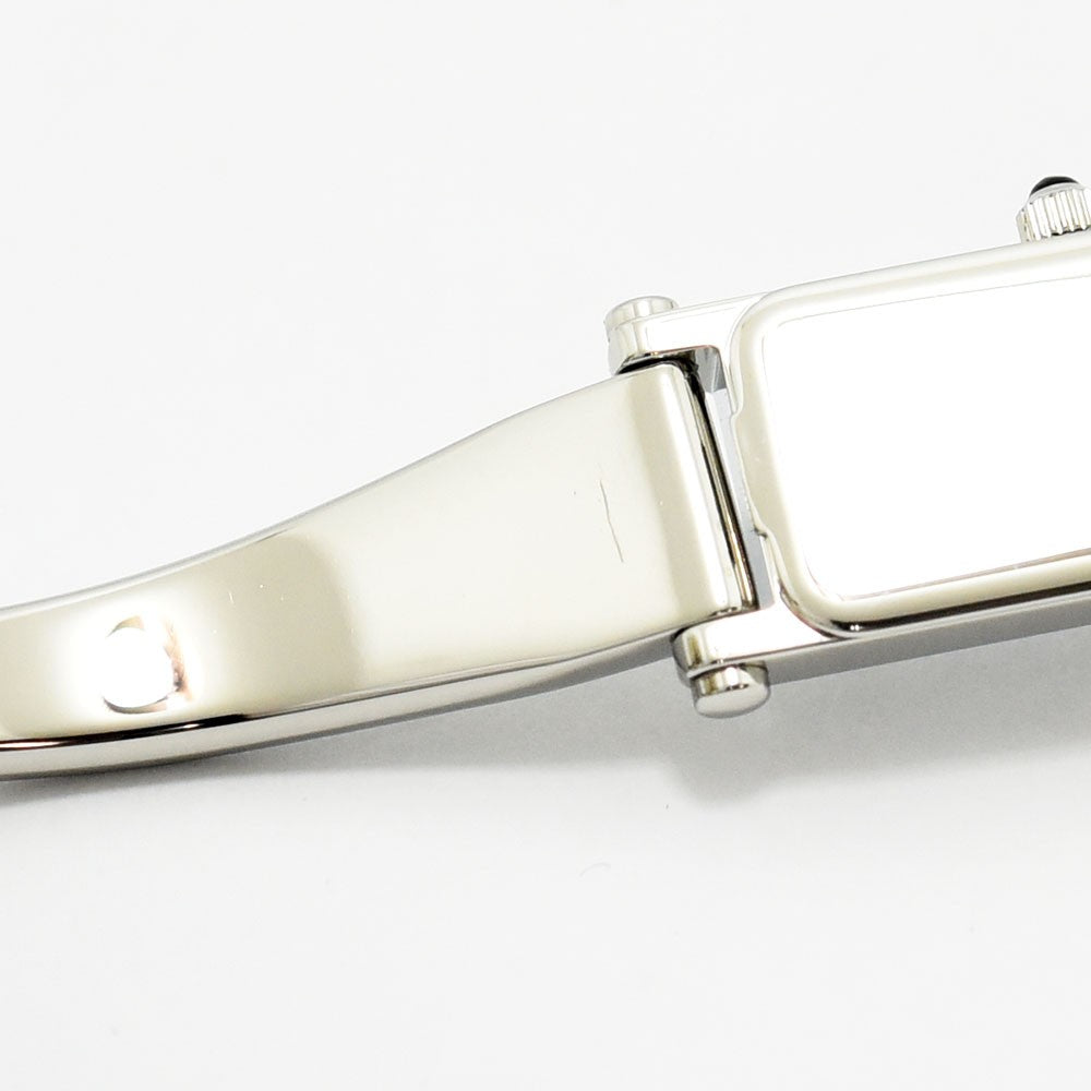 VINTAGE WATCHES FASHIONのGUCCI 1500Lレディースバングルウォッチ。シルバーのステンレススチール製長方形ケースとエレガントなブレスレットのクローズアップ。