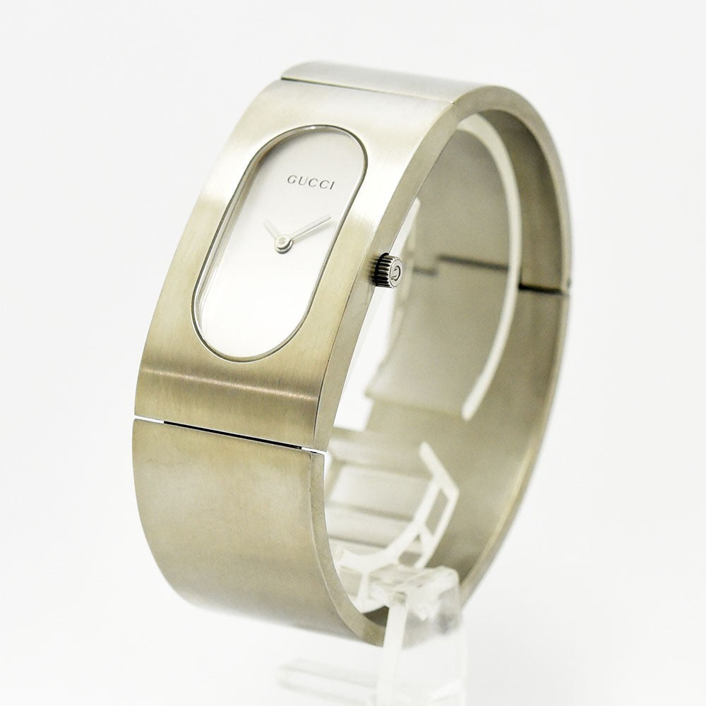 VINTAGE WATCHES FASHIONのGucci 2400Lレディースバングルウォッチ。マットな質感のステンレススチール製で、ミニマルなホワイト文字盤が特徴。