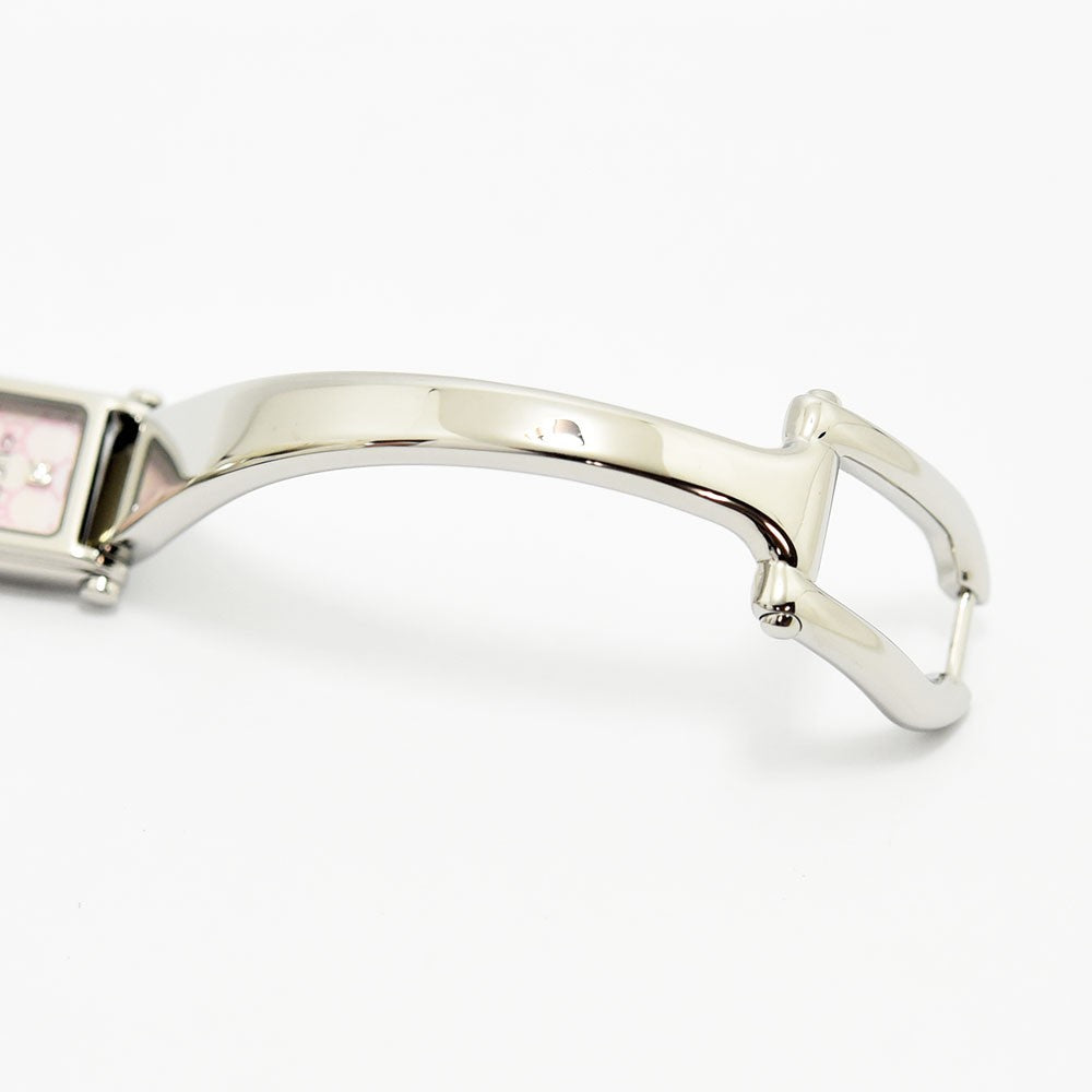 VINTAGE WATCHES FASHIONのGUCCI 1500Lレディースバングルウォッチ。シルバーのステンレススチール製で、エレガントなブレスレットデザインが特徴。