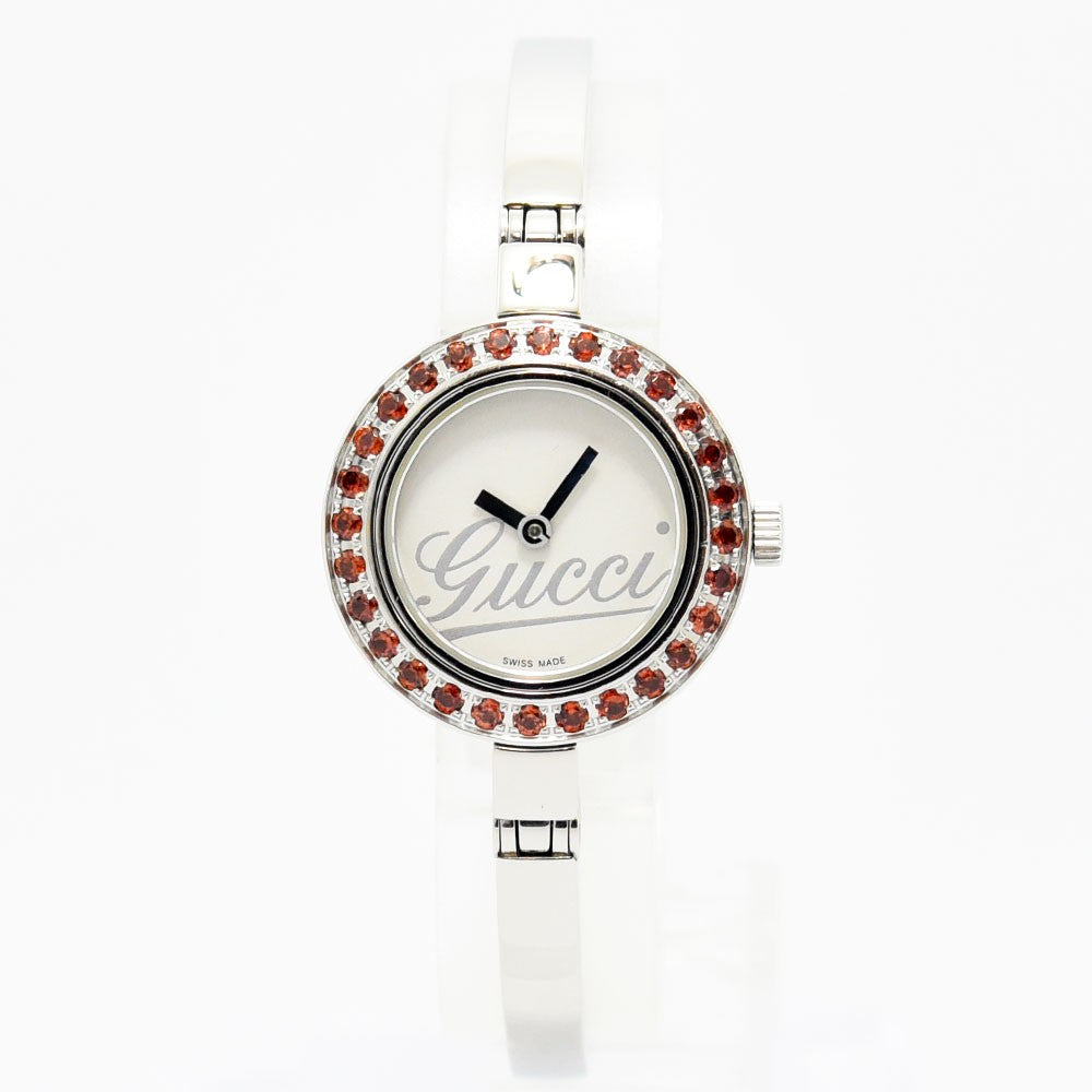 VINTAGE WATCHES FASHIONのGucciレディースバングルウォッチ。シルバーのステンレス製でベゼルに赤いストーンをあしらったエレガントなデザイン。