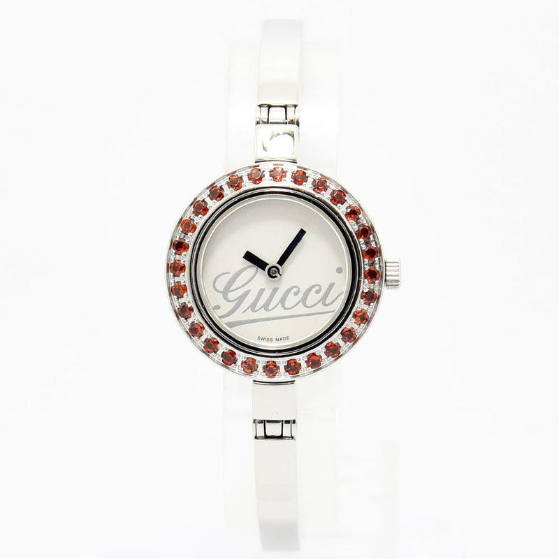 VINTAGE WATCHES FASHIONのGucciレディースバングルウォッチ。シルバーのステンレス製でベゼルに赤いストーンをあしらったエレガントなデザイン。