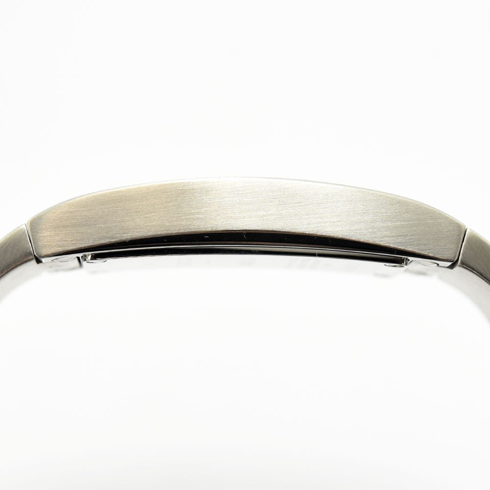 VINTAGE WATCHES FASHIONのGUCCI 2400Sレディース用ステンレススチール製バングルウォッチの側面クローズアップ