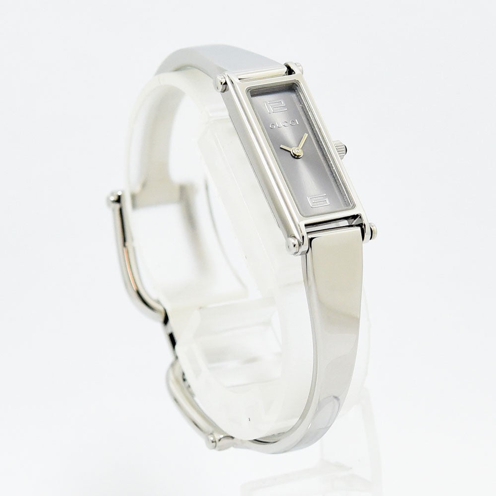 VINTAGE WATCHES FASHIONのGUCCI 1500Lレディースバングルウォッチ。シルバーのステンレススチール製長方形ケースが特徴の洗練された腕時計。