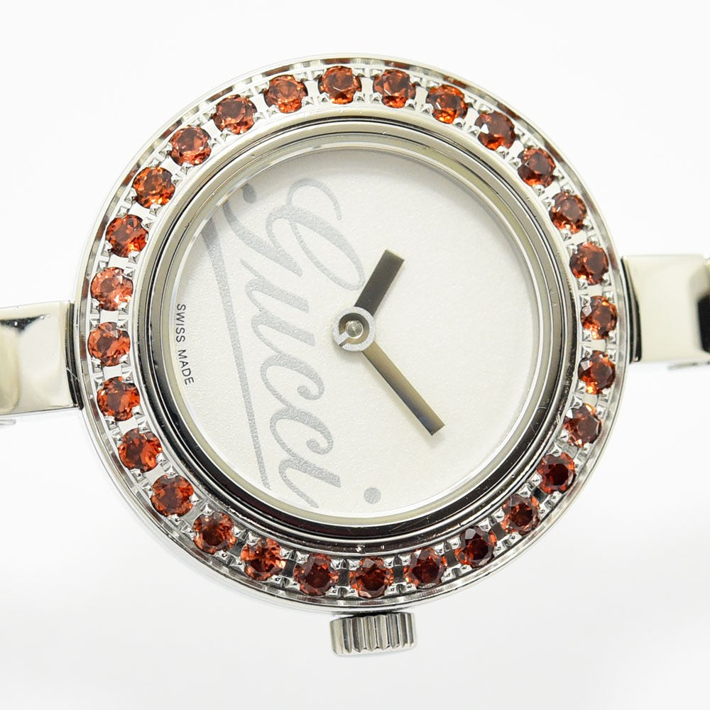 VINTAGE WATCHES FASHIONのGucciレディースバングルウォッチ。シルバーのステンレス製でベゼルに赤いストーンをあしらった華やかなデザイン。