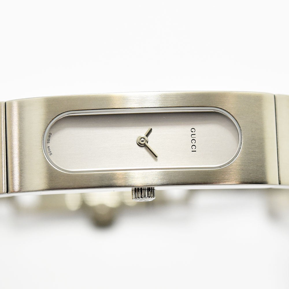VINTAGE WATCHES FASHIONのGUCCI 2400Sレディース腕時計。シルバーのステンレススチール製バングルウォッチで、ミニマルな楕円形ケースが特徴。