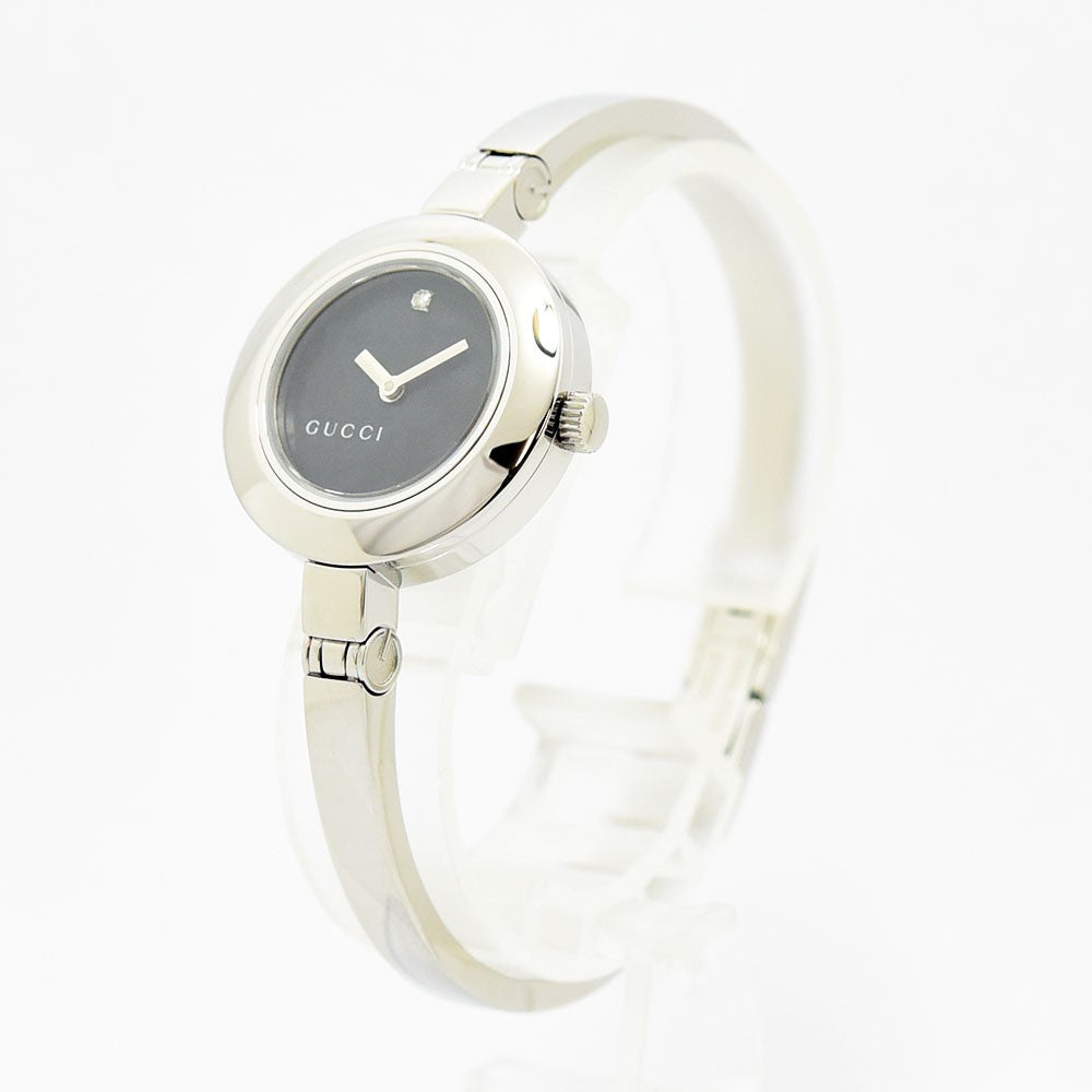 VINTAGE WATCHES FASHIONのGUCCIレディースバングルウォッチ。シルバーのステンレス製で、ブラック文字盤に12時位置のダイヤモンドが輝くエレガントな腕時計。