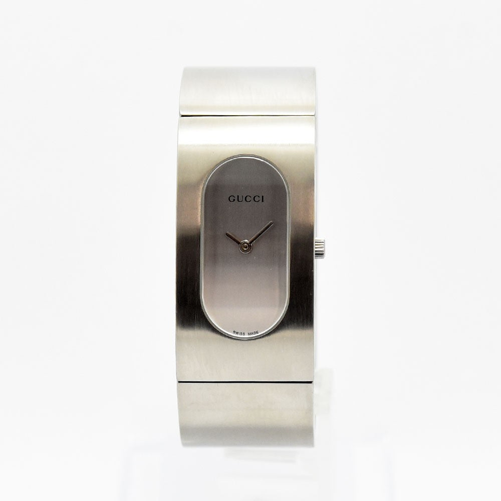VINTAGE WATCHES FASHIONのGucci 2400Lバングルウォッチ。マットな質感のステンレススチール製で、ミニマルで洗練されたデザインのレディース腕時計。