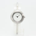 VINTAGE WATCHES FASHIONのGUCCIチェンジベゼル腕時計。ホワイト文字盤とシルバーのバングルがエレガントなレディースウォッチ。