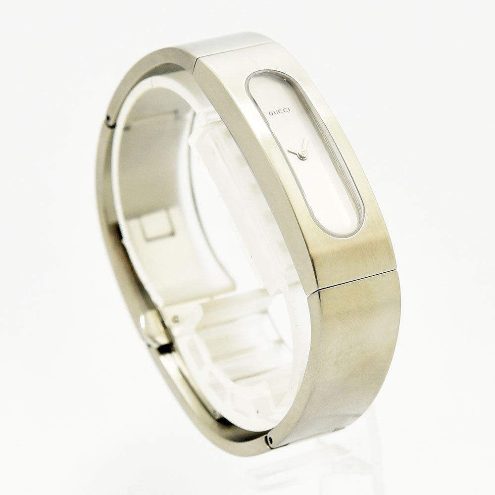 VINTAGE WATCHES FASHIONのGUCCI 2400Sレディースバングルウォッチ。シルバーのステンレススチール製で、洗練された楕円形ケースが特徴のミニマルなデザイン。