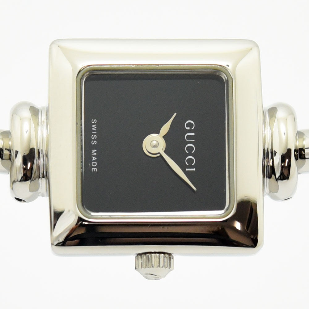 VINTAGE WATCHES FASHIONのGUCCI 1900シリーズ、ブラック文字盤のスクエア型ステンレススチール製バングルウォッチ
