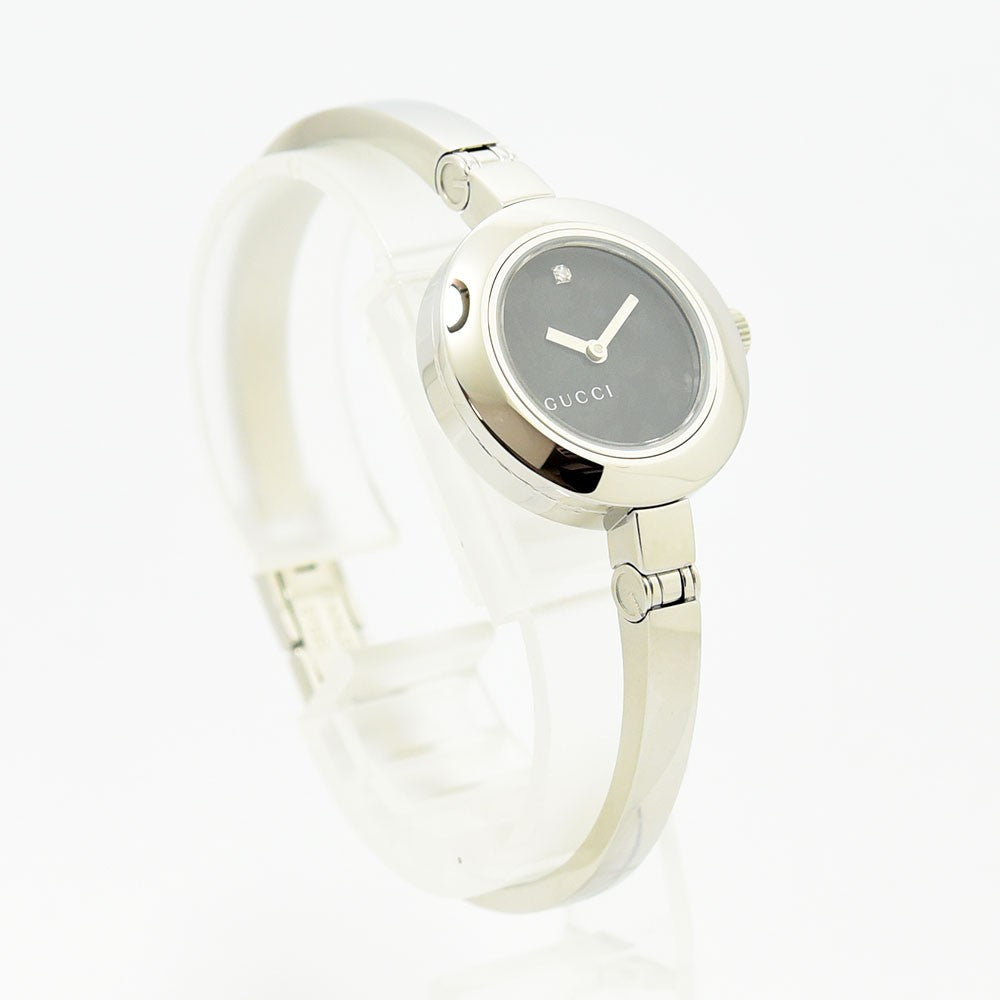VINTAGE WATCHES FASHIONのGUCCIレディースバングルウォッチ。シルバーのステンレス製で、12時位置にダイヤモンドが輝くブラック文字盤のエレガントな腕時計。