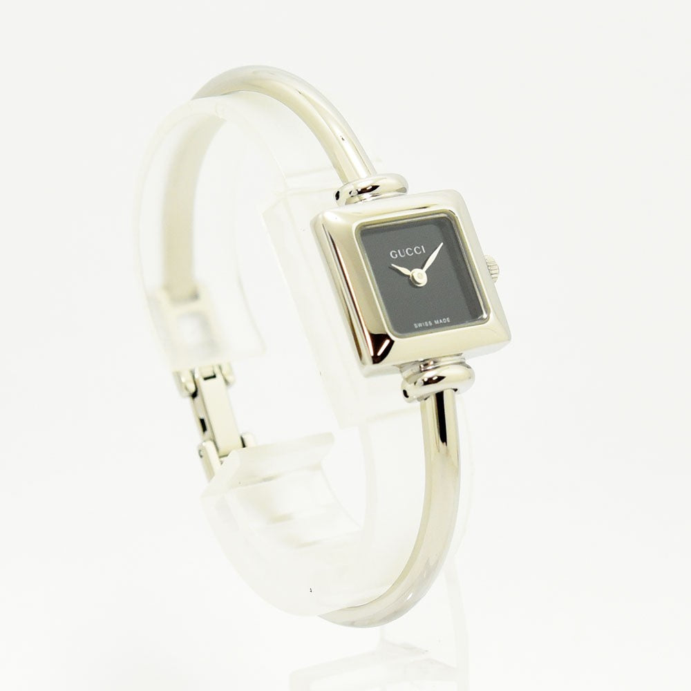 VINTAGE WATCHES FASHIONのGUCCI 1900シリーズ、ブラック文字盤のスクエア型ステンレス製バングルウォッチ